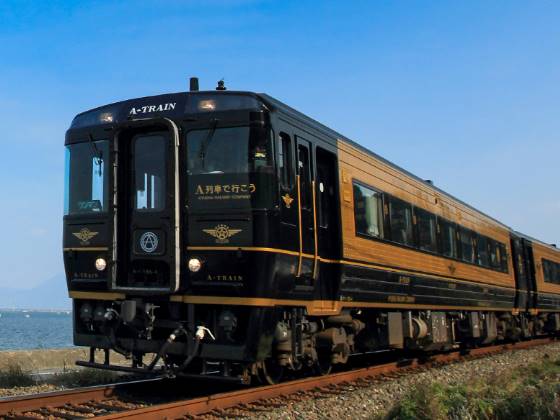 【添乗員同行/日帰り/博多発着】 人気観光列車「A列車で行こう」と紅葉の誕生寺奥之院 ~オーシャンビューのレストランで天草旬魚のランチコース~1